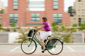 Eine Frau fährt Fahrrad