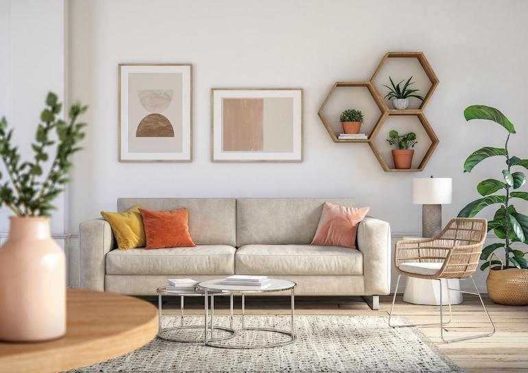 Minimalistisch und freundlich eingerichtetes freundliches Wohnzimmer mit Sofa und Pflanzen