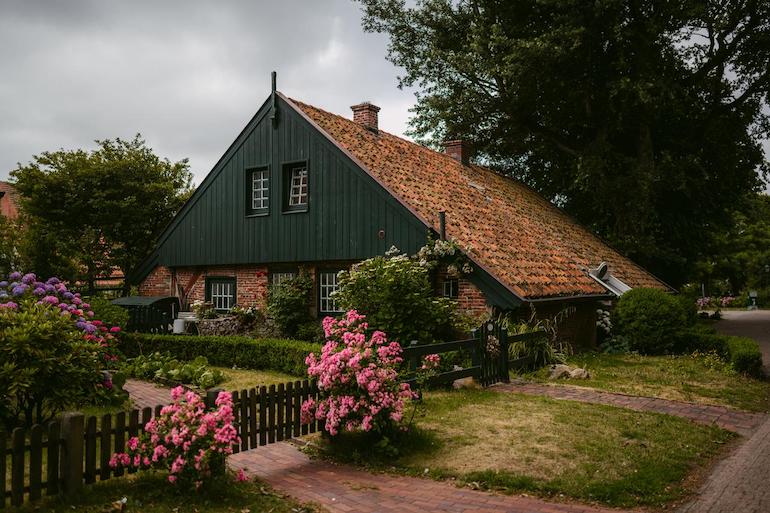Geerbte Immobilie: Ein altes Haus mit schönem Garten