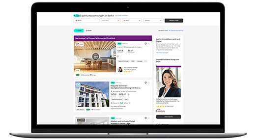 Frau mit Maklerempfehlung auf Laptop