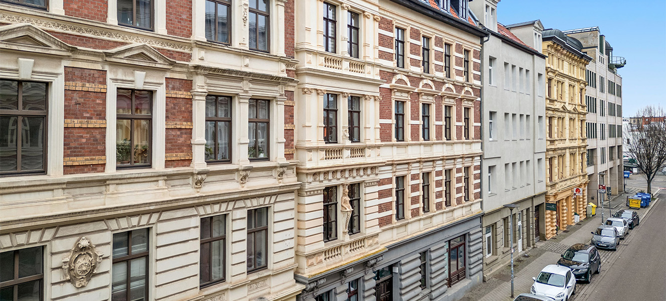 Bild einer Straße mit einer Reihe von Altbaufassaden