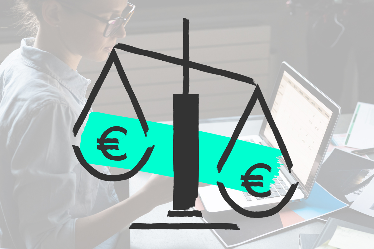 Illustrierte Waage im Ungleichgewicht mit zwei Eurozeichen auf den Waagschalen, im Hintergrund eine Frau am Laptop