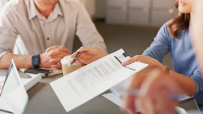 Mehrere Personen sitzen an einem Tisch