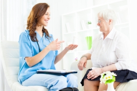 Pflegerin betreut Seniorin zu Hause