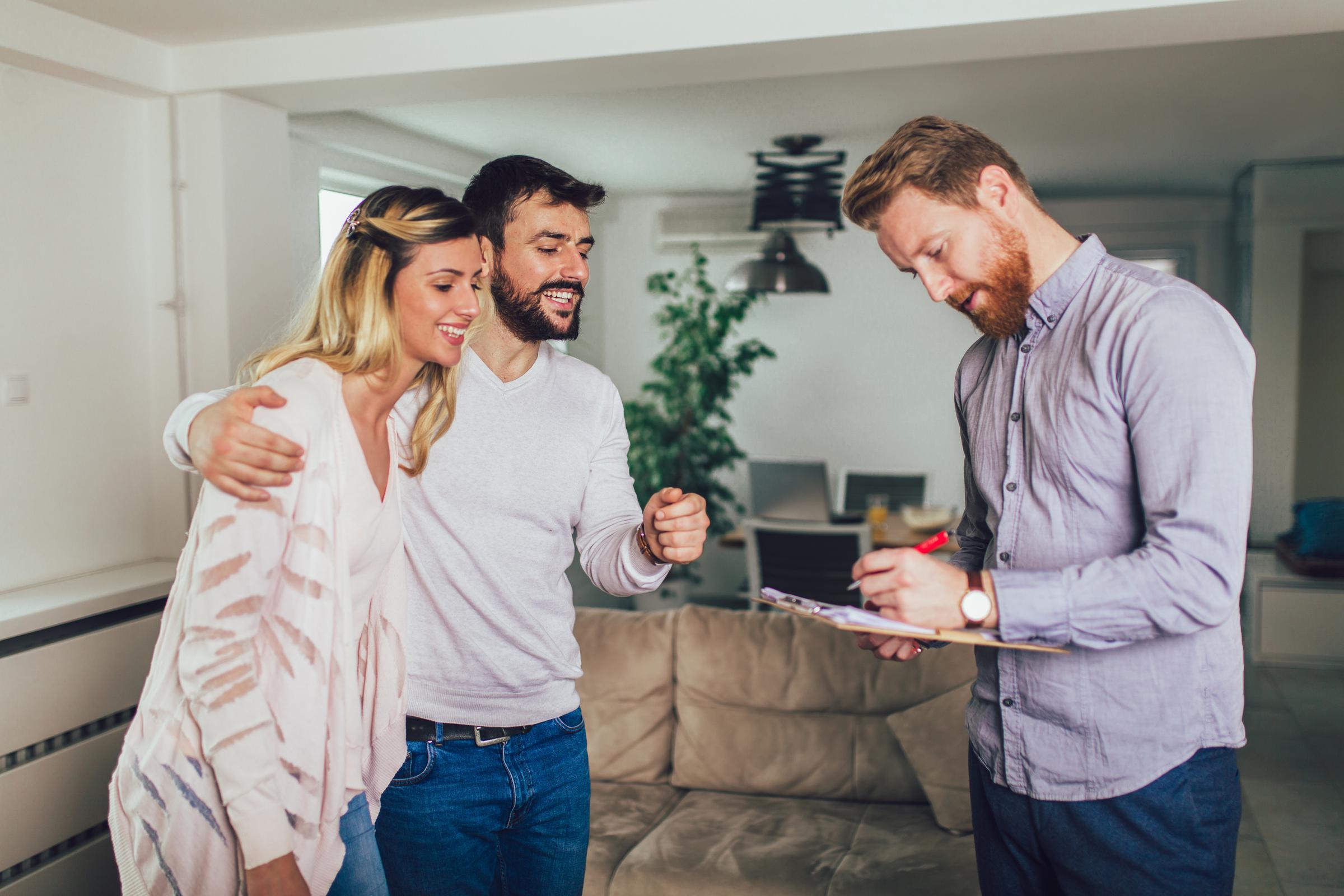 Vermieter und Mieter unterzeichnen den Mietvertrag