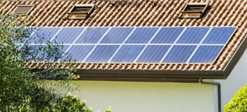Hohe Erträge mit der Kraft der Sonne: Neubau gleich mit Photovoltaikanlage planen lohnt sich