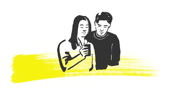 Stilisierte Illustration eines Paares in schwarz-weiß auf weißem Hintergrund mit einem gelben Farbakzent. Eine Frau mit langen dunklen Haaren und ein Mann mit kurzen Haaren stehen eng beieinander und schauen gemeinsam auf ein Smartphone, das die Frau in der Hand hält. Beide lächeln und wirken konzentriert auf das Display. Der untere Bereich der Illustration ist mit einem breiten, horizontalen gelben Pinselstrich unterlegt, der dem ansonsten monochromen Bild einen modernen, grafischen Akzent verleiht.