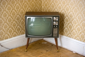 Alter Fernseher vor 70er-Jahre-Tapete