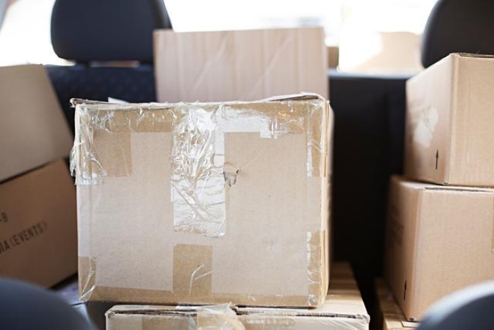 Umzugskartons in einem Auto