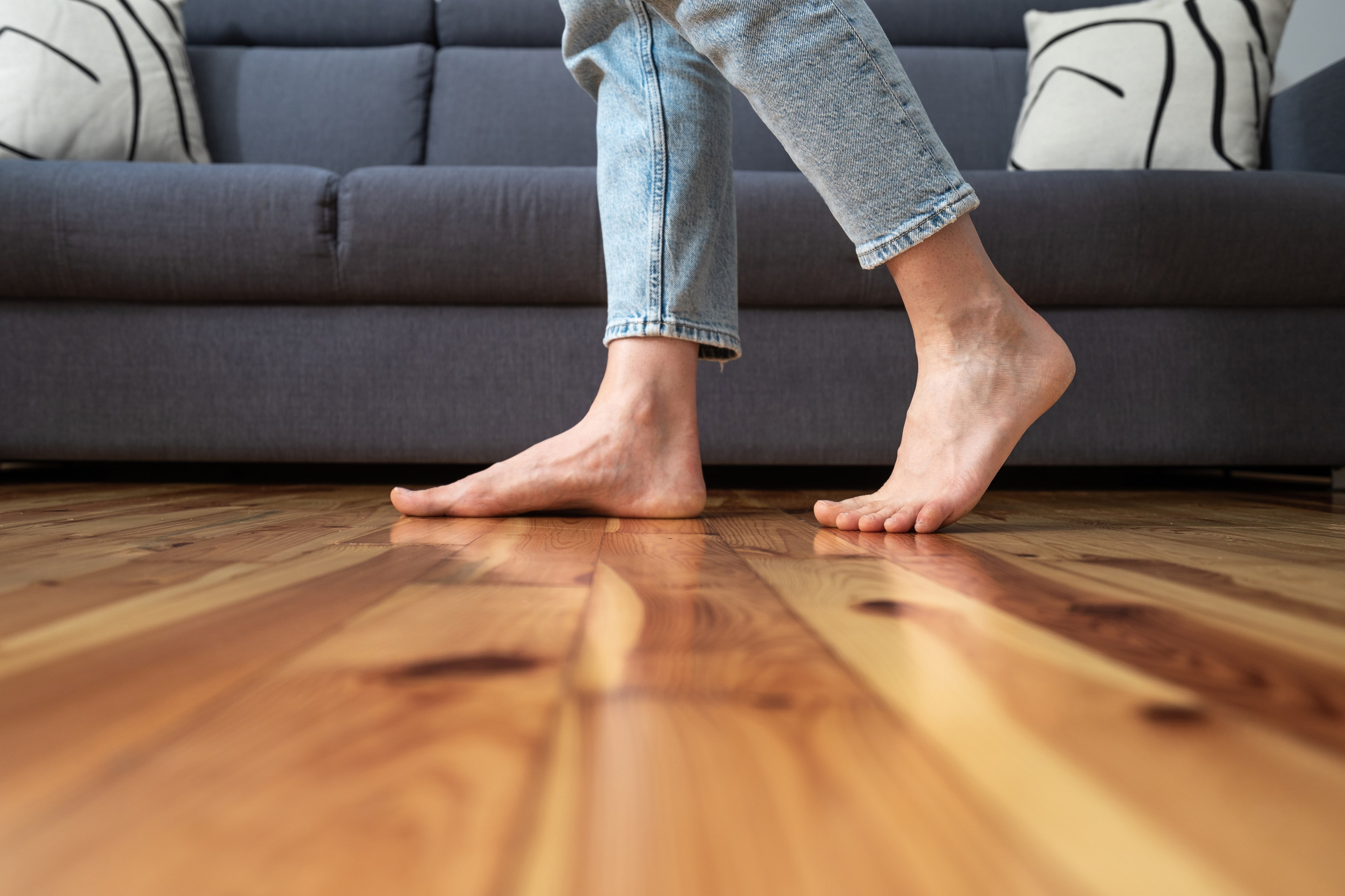 Füße auf Parkettboden - Fußbodenheizung wohltuend