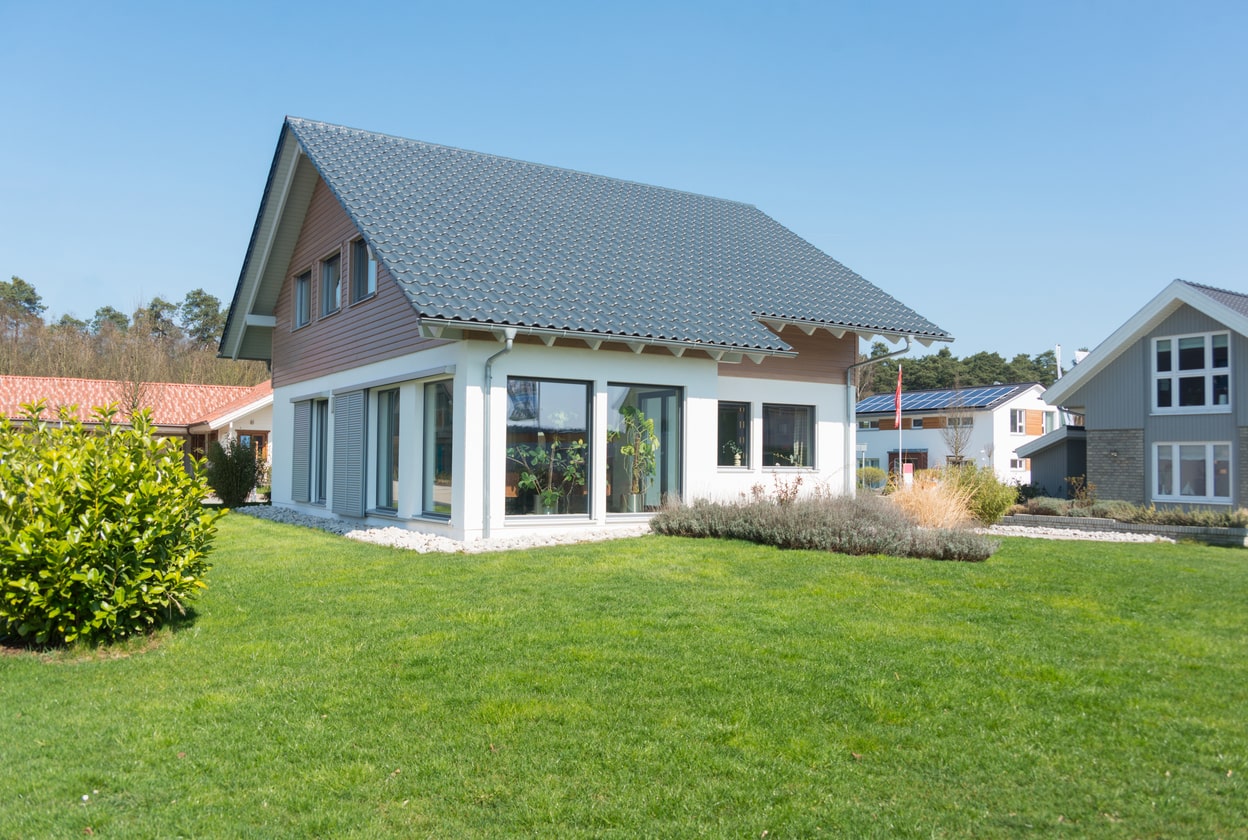 Einfamilienhaus mit Grünfläche