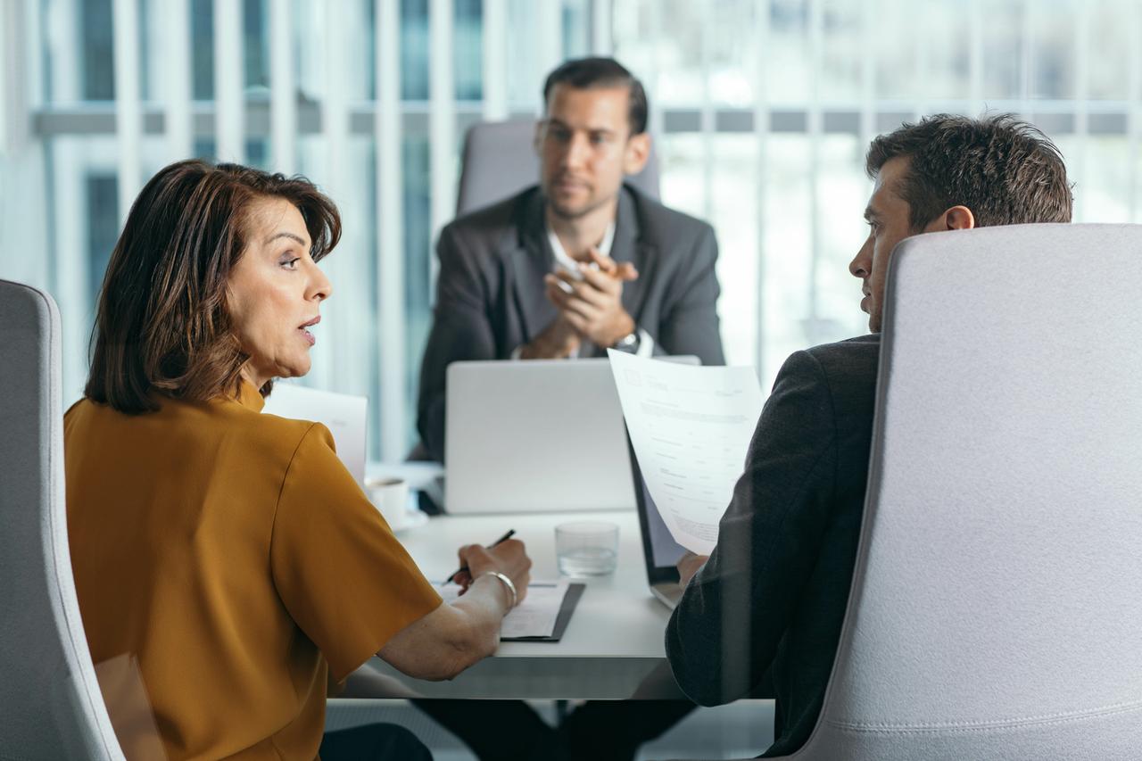 Gespräch über Zustellungsvollmacht in der Bank