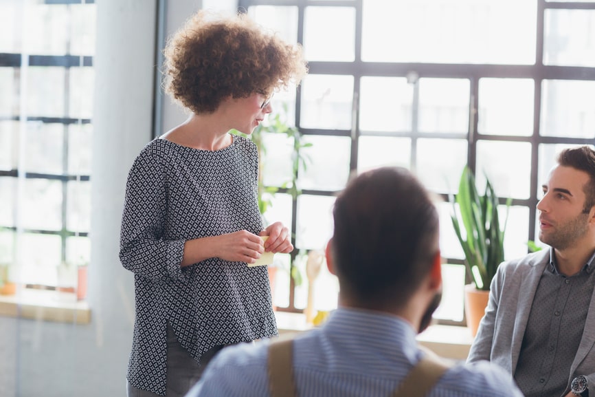 Dolmetscherin übersetzt Kaufvertrag für ausländischen Käufer
