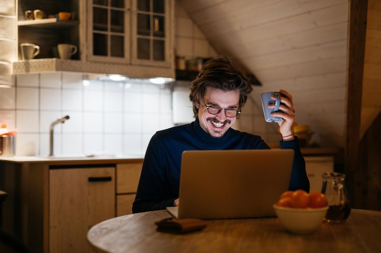 Immobilienbesitzer freut sich über den erfolgreichen Verkauf