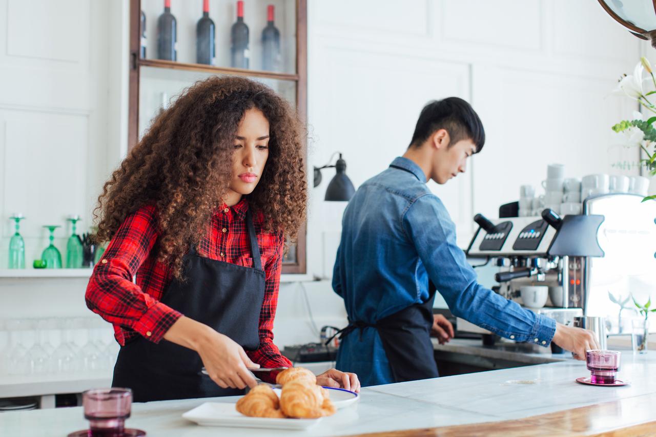 Mitarbeiter:innen in Café