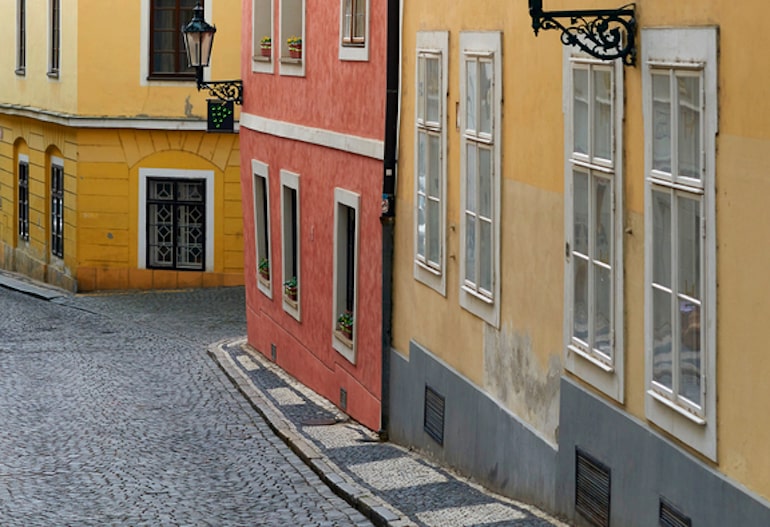 Straße mit Souterrain-Wohnungen