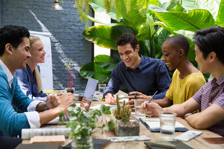 Wohneigentümergemeinschaft sitzt miteinander am Tisch