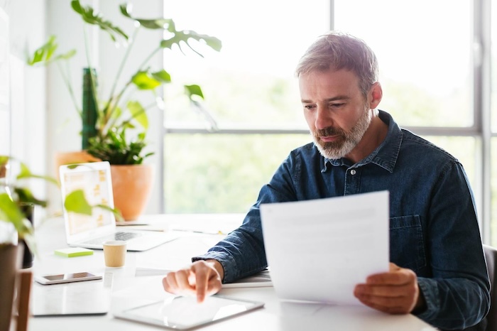 Mann am Computer erstellt Nebenkostenabrechnung