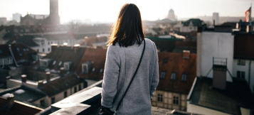 Ohnmächtiger Sturz in die Glastür  