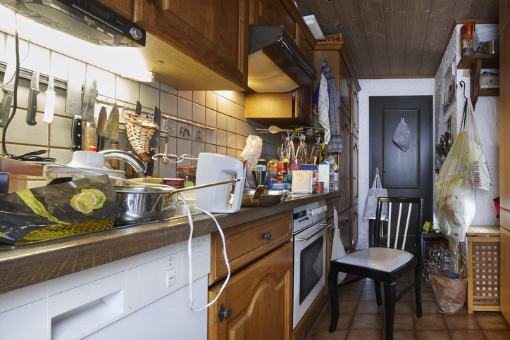 Eine chaotische unordentliche Küche in Holz und Weiß-Optik