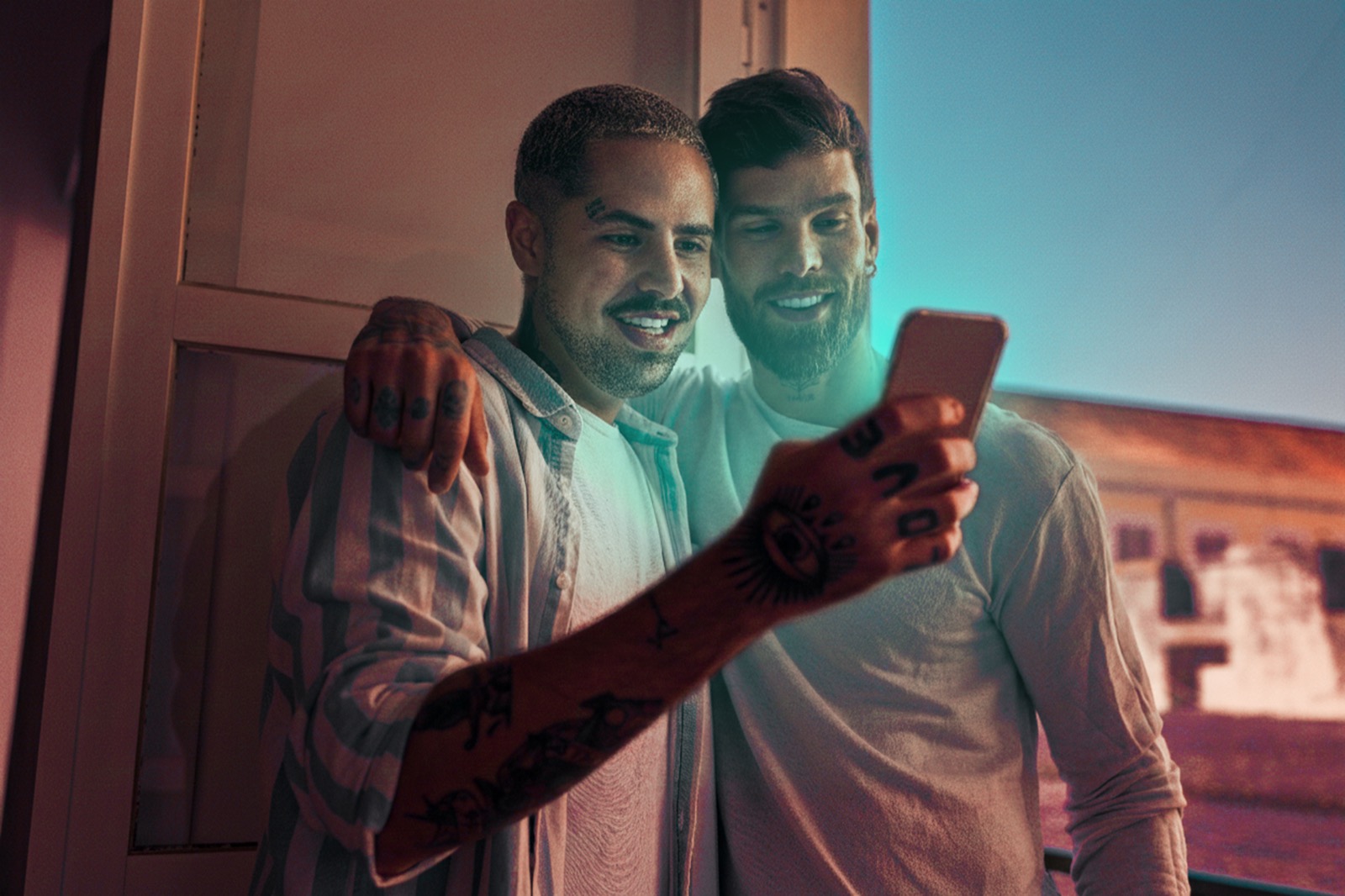 Zwei Personen schauen gemeinsam auf ein Smartphone