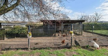 Foto eines Hauses mit Hühnerstall in Schleswig-Holstein