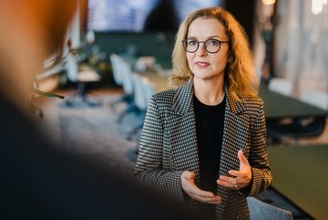 Foto der ImmoScout24 Gesch&auml;ftsf&uuml;hrerin Dr. Gesa Crockford in einer Gespr&auml;chssituation