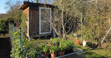 Foto eines Hauses mit Hühnerstall in Bayern